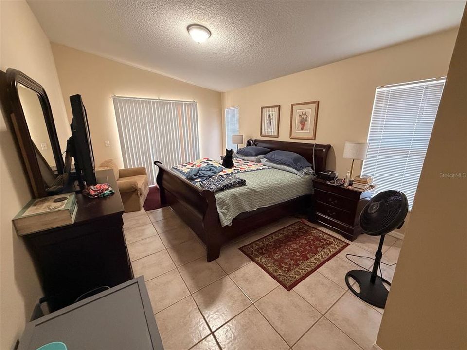 Activo con contrato: $425,000 (3 camas, 2 baños, 1723 Pies cuadrados)