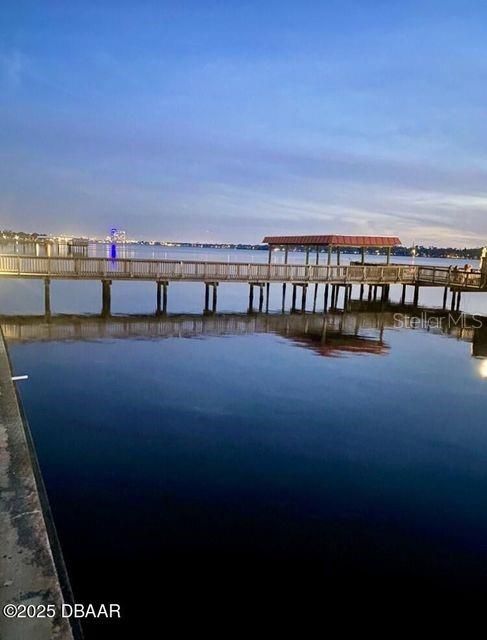 合同活跃: $167,900 (2 贝兹, 1 浴室, 860 平方英尺)