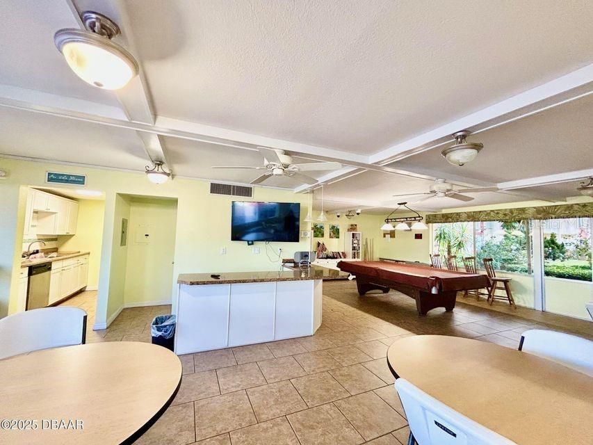 合同活跃: $167,900 (2 贝兹, 1 浴室, 860 平方英尺)