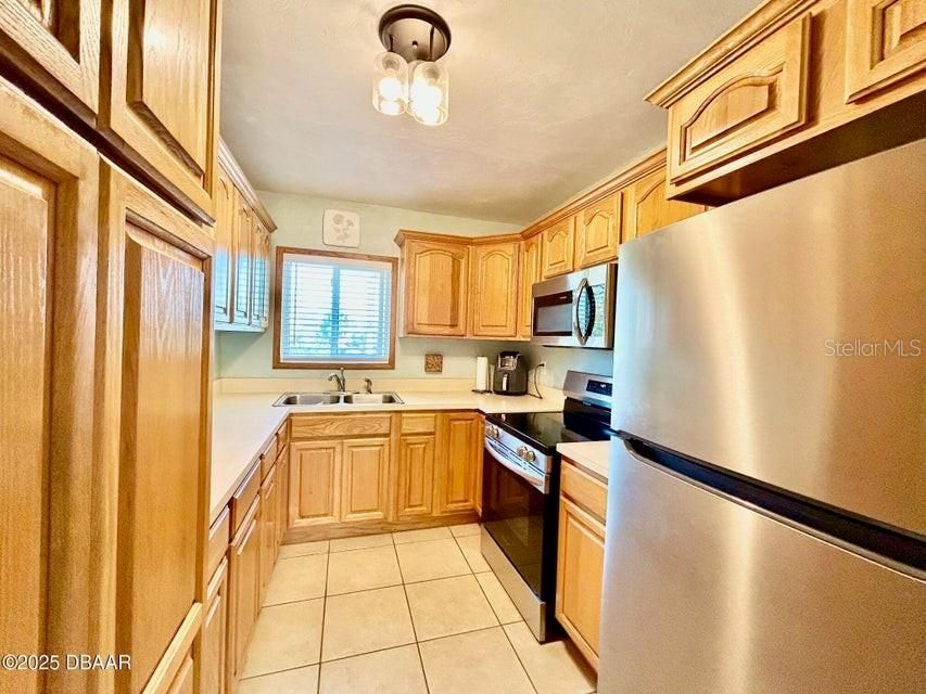 合同活跃: $167,900 (2 贝兹, 1 浴室, 860 平方英尺)