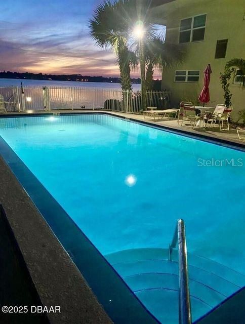 合同活跃: $167,900 (2 贝兹, 1 浴室, 860 平方英尺)