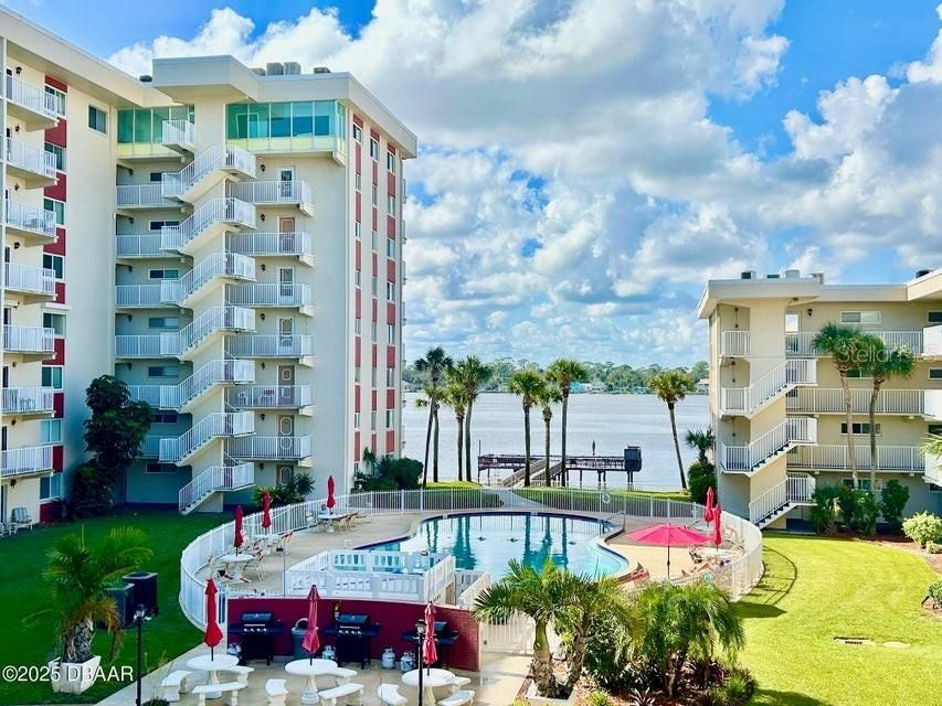 合同活跃: $167,900 (2 贝兹, 1 浴室, 860 平方英尺)