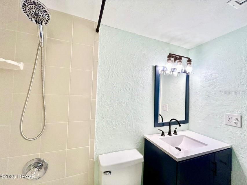 合同活跃: $167,900 (2 贝兹, 1 浴室, 860 平方英尺)