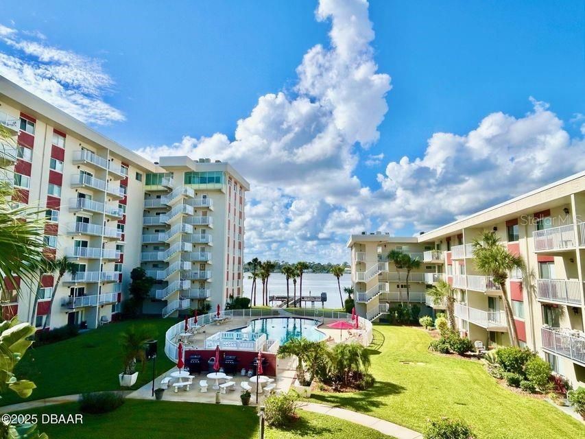 合同活跃: $167,900 (2 贝兹, 1 浴室, 860 平方英尺)