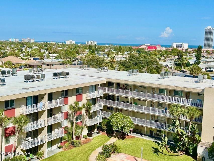 合同活跃: $167,900 (2 贝兹, 1 浴室, 860 平方英尺)