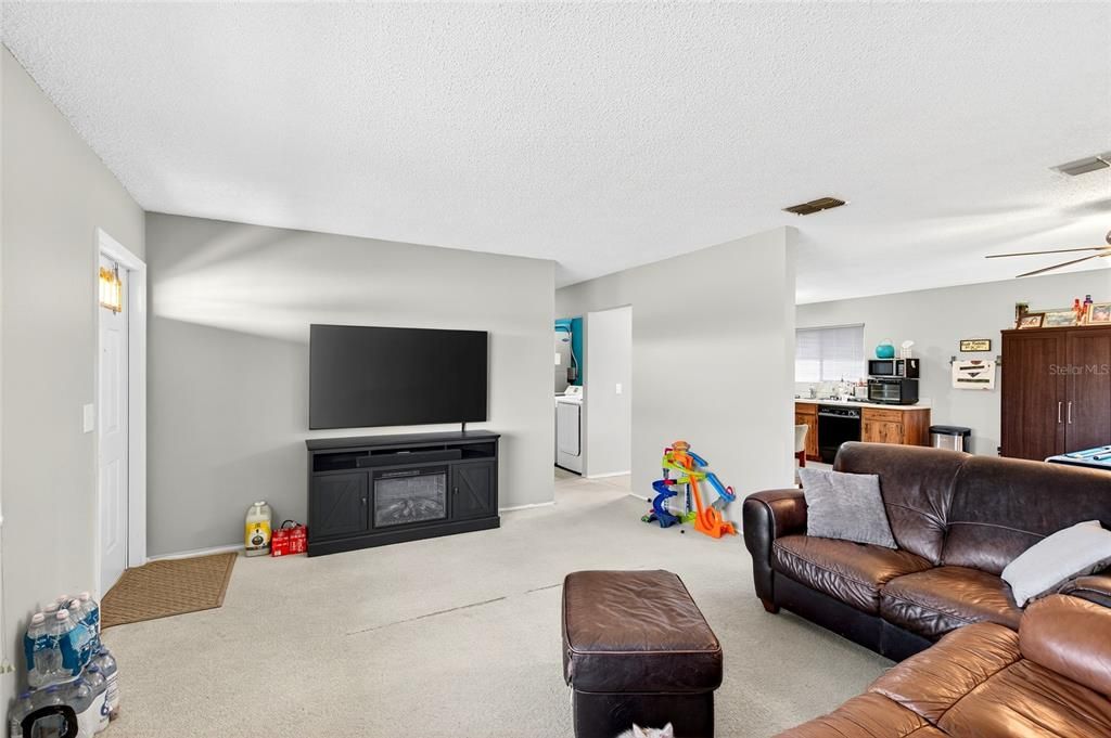 En Venta: $285,000 (3 camas, 2 baños, 1628 Pies cuadrados)