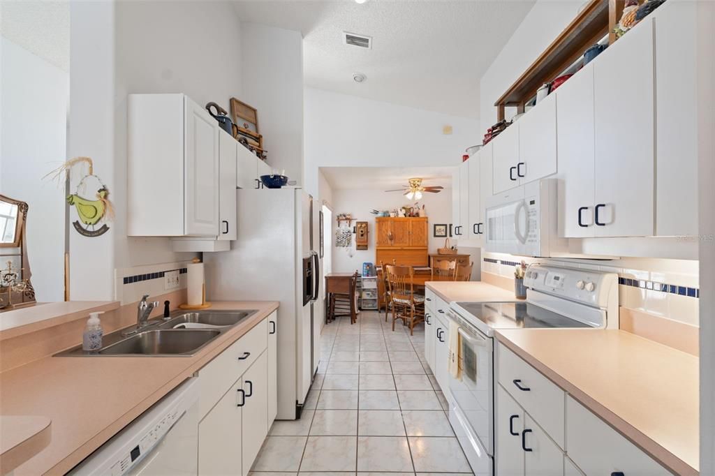 For Sale: $350,000 (2 beds, 2 baths, 1446 Square Feet)