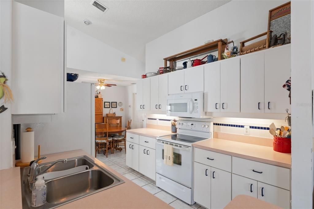 For Sale: $350,000 (2 beds, 2 baths, 1446 Square Feet)