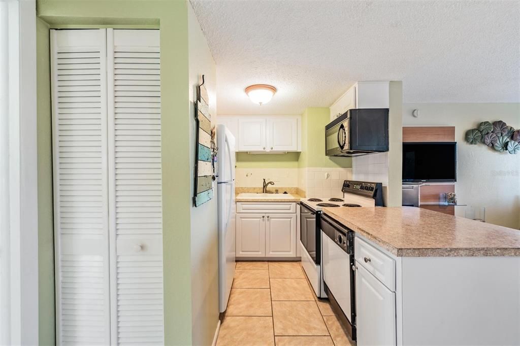 For Sale: $385,000 (1 beds, 1 baths, 535 Square Feet)