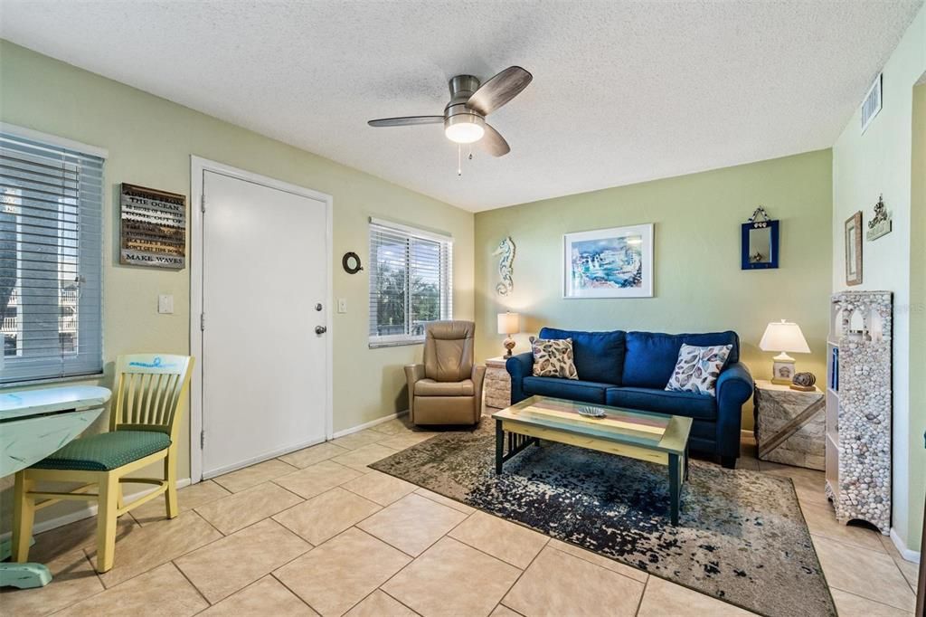 For Sale: $385,000 (1 beds, 1 baths, 535 Square Feet)