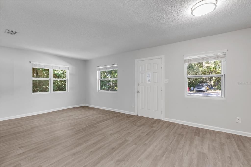 Под контрактом: $242,000 (4 спален, 2 ванн, 1164 Квадратных фут)