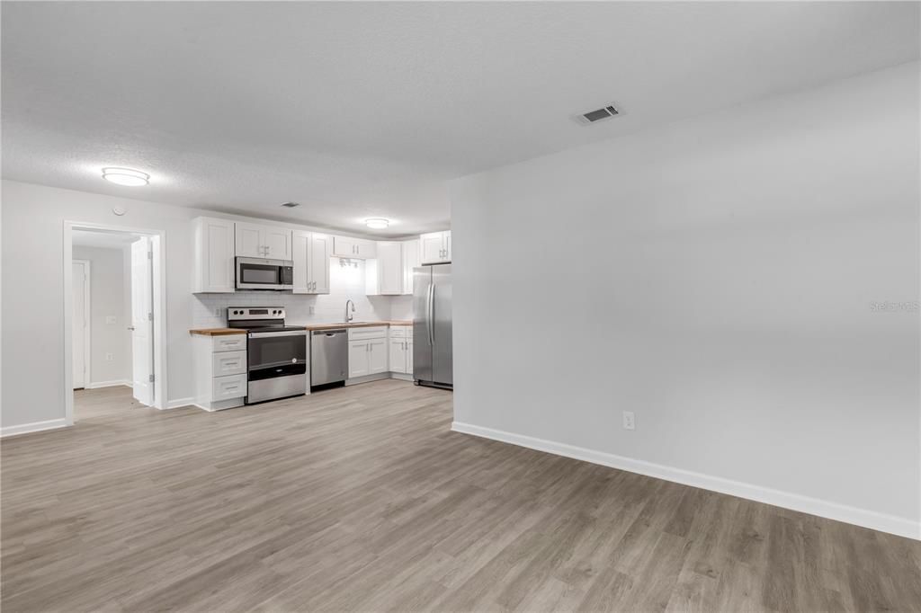 Под контрактом: $242,000 (4 спален, 2 ванн, 1164 Квадратных фут)