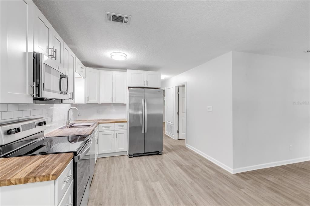 Под контрактом: $242,000 (4 спален, 2 ванн, 1164 Квадратных фут)