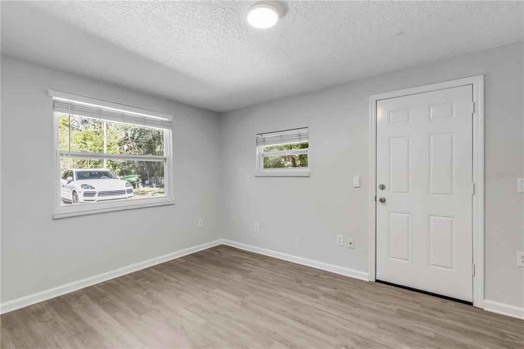 Под контрактом: $242,000 (4 спален, 2 ванн, 1164 Квадратных фут)