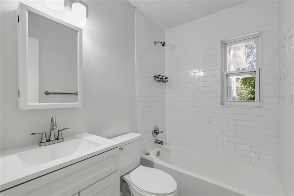 Под контрактом: $242,000 (4 спален, 2 ванн, 1164 Квадратных фут)