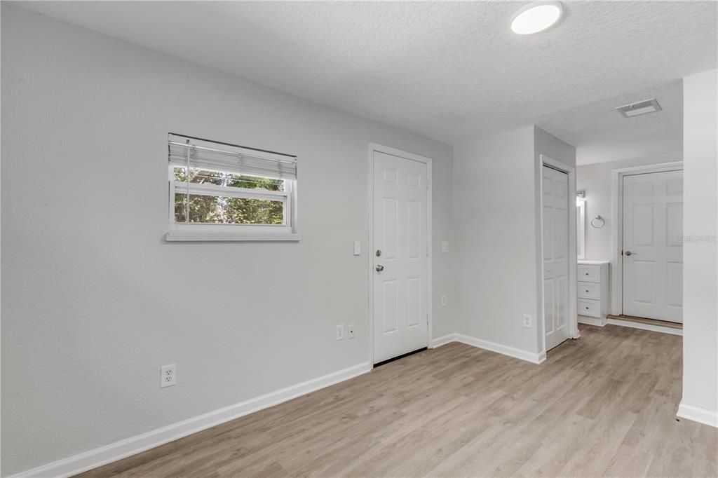 Под контрактом: $242,000 (4 спален, 2 ванн, 1164 Квадратных фут)