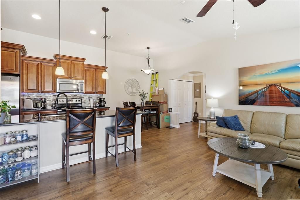 На продажу: $219,000 (2 спален, 2 ванн, 1060 Квадратных фут)