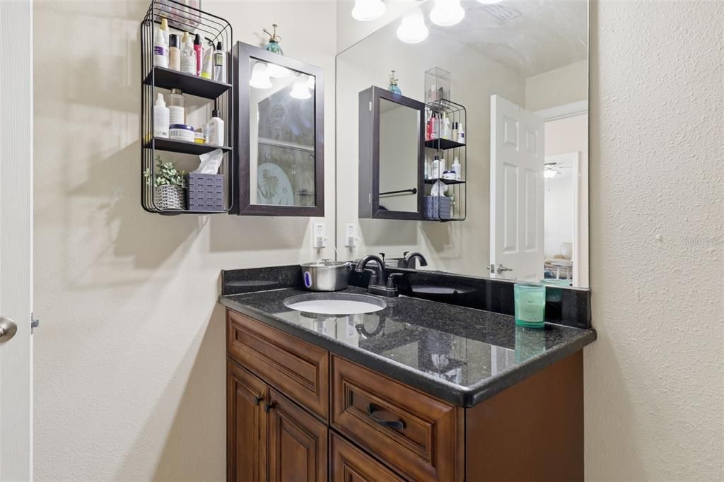 На продажу: $219,000 (2 спален, 2 ванн, 1060 Квадратных фут)