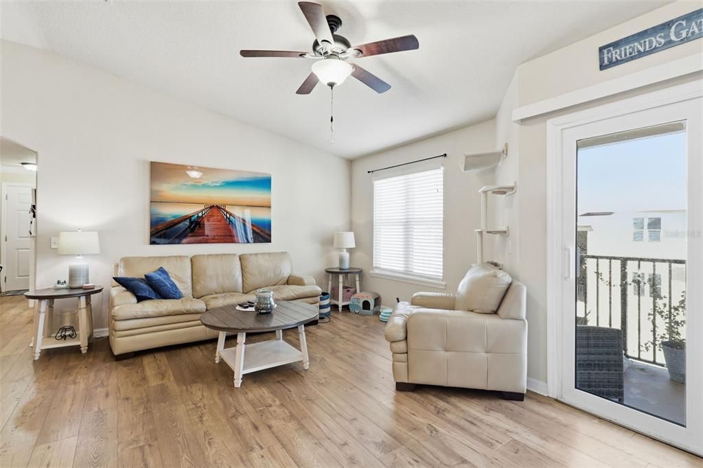 На продажу: $219,000 (2 спален, 2 ванн, 1060 Квадратных фут)