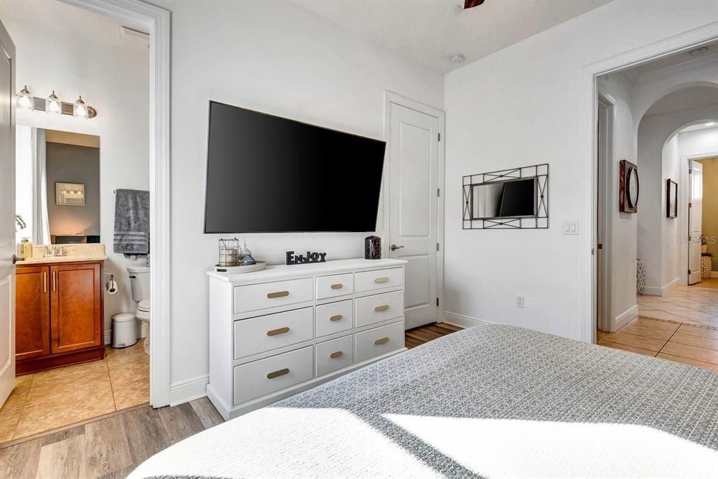 En Venta: $1,045,000 (5 camas, 4 baños, 3336 Pies cuadrados)