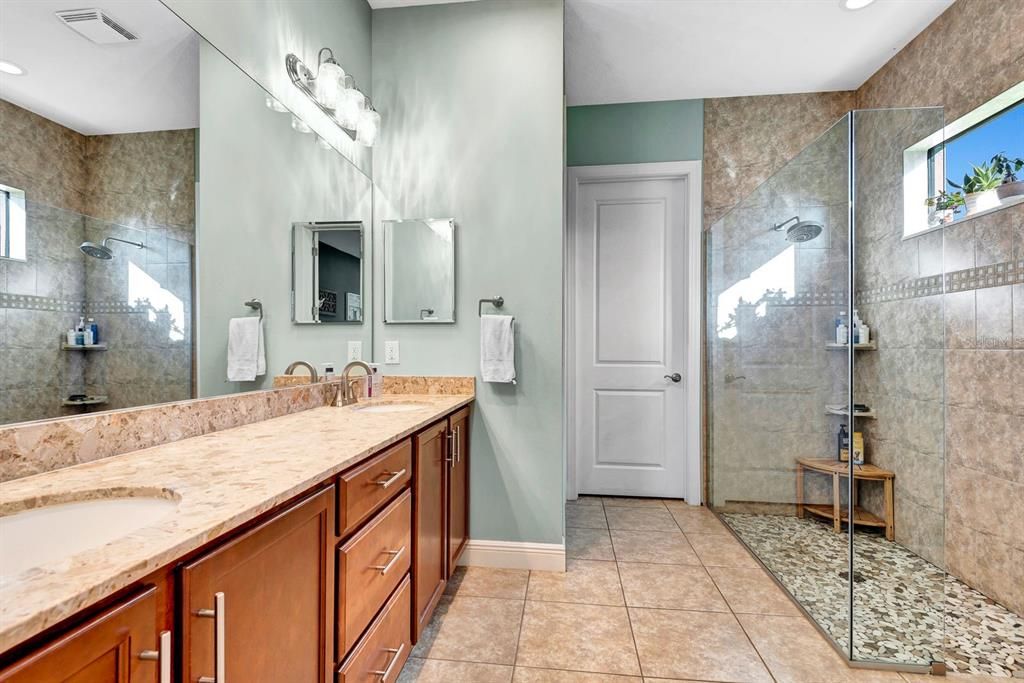 En Venta: $1,045,000 (5 camas, 4 baños, 3336 Pies cuadrados)