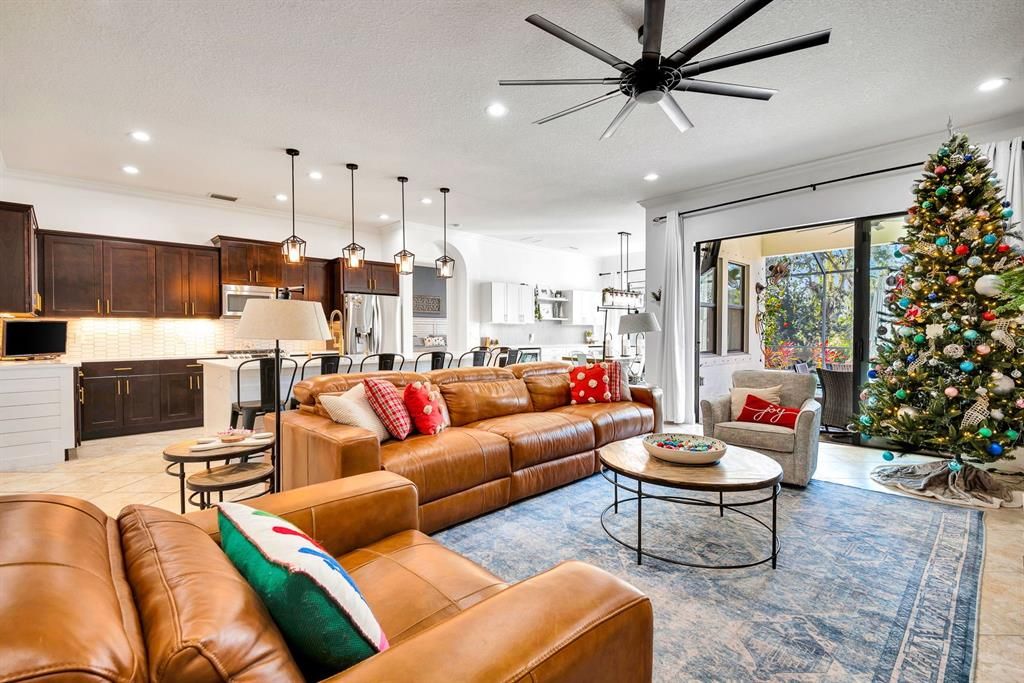 En Venta: $1,045,000 (5 camas, 4 baños, 3336 Pies cuadrados)