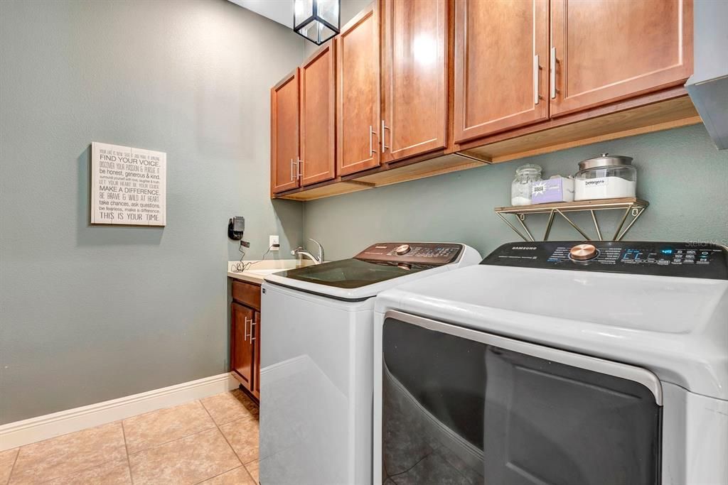 En Venta: $1,045,000 (5 camas, 4 baños, 3336 Pies cuadrados)