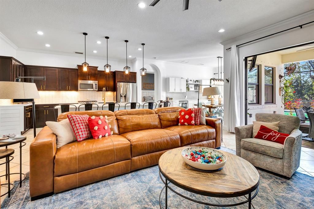 En Venta: $1,045,000 (5 camas, 4 baños, 3336 Pies cuadrados)