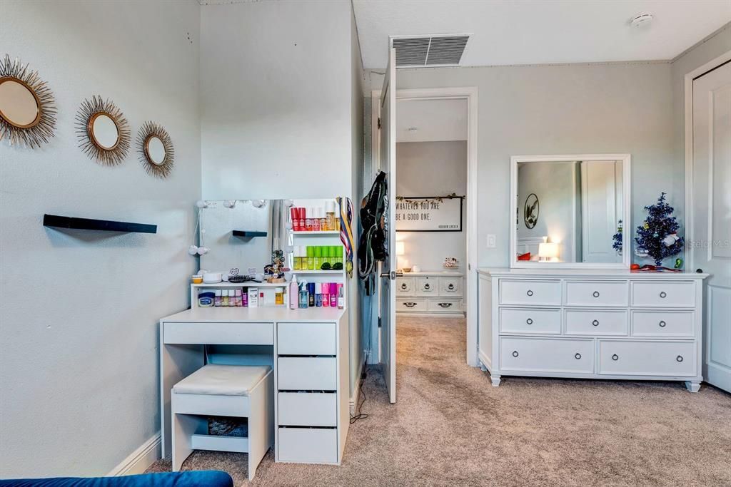 En Venta: $1,045,000 (5 camas, 4 baños, 3336 Pies cuadrados)