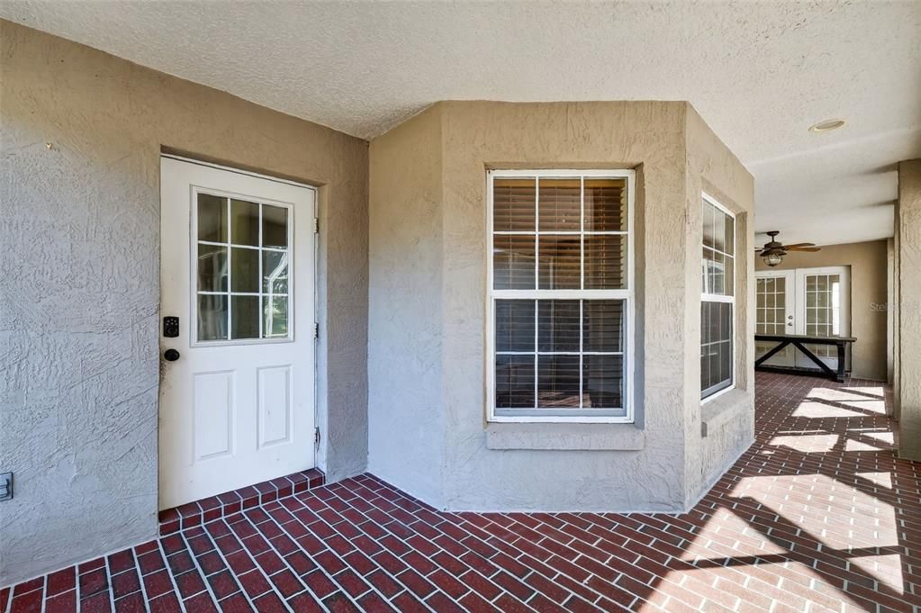 For Sale: $700,000 (4 beds, 2 baths, 2892 Square Feet)