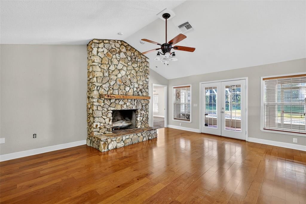 For Sale: $700,000 (4 beds, 2 baths, 2892 Square Feet)