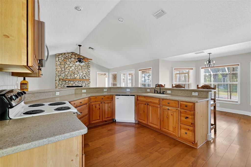 For Sale: $700,000 (4 beds, 2 baths, 2892 Square Feet)