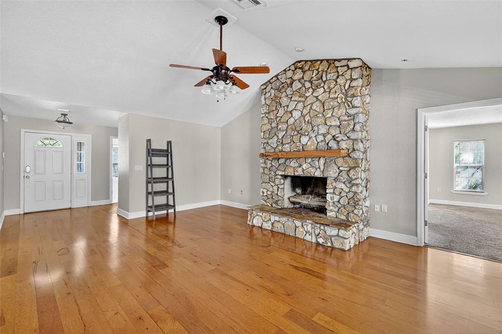 For Sale: $700,000 (4 beds, 2 baths, 2892 Square Feet)