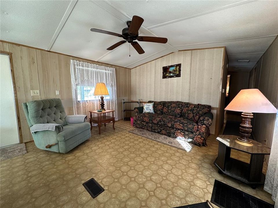 待售: $150,000 (2 贝兹, 1 浴室, 728 平方英尺)