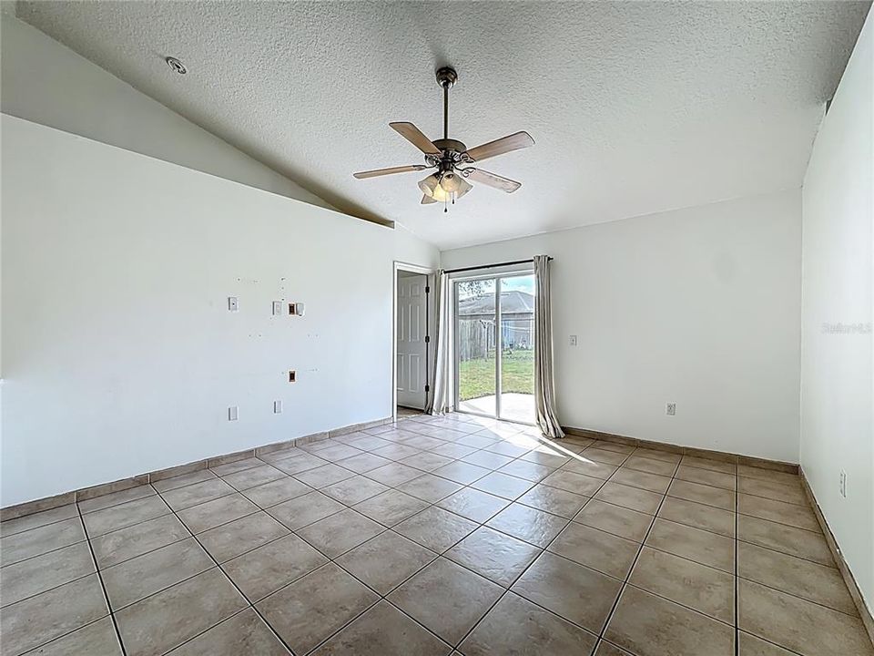 待售: $305,000 (3 贝兹, 2 浴室, 1090 平方英尺)