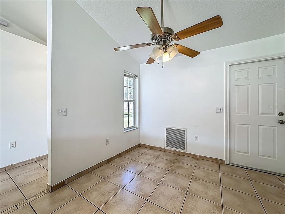 待售: $305,000 (3 贝兹, 2 浴室, 1090 平方英尺)