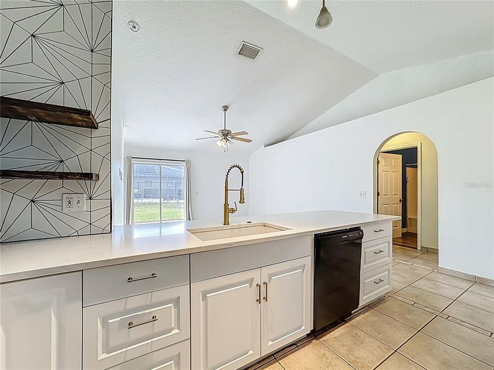 待售: $305,000 (3 贝兹, 2 浴室, 1090 平方英尺)