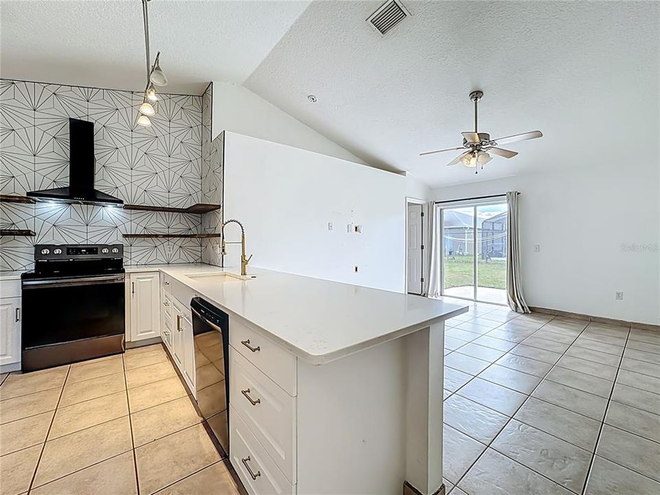 待售: $305,000 (3 贝兹, 2 浴室, 1090 平方英尺)