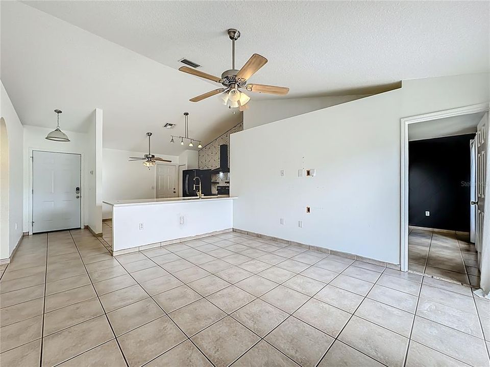 待售: $305,000 (3 贝兹, 2 浴室, 1090 平方英尺)