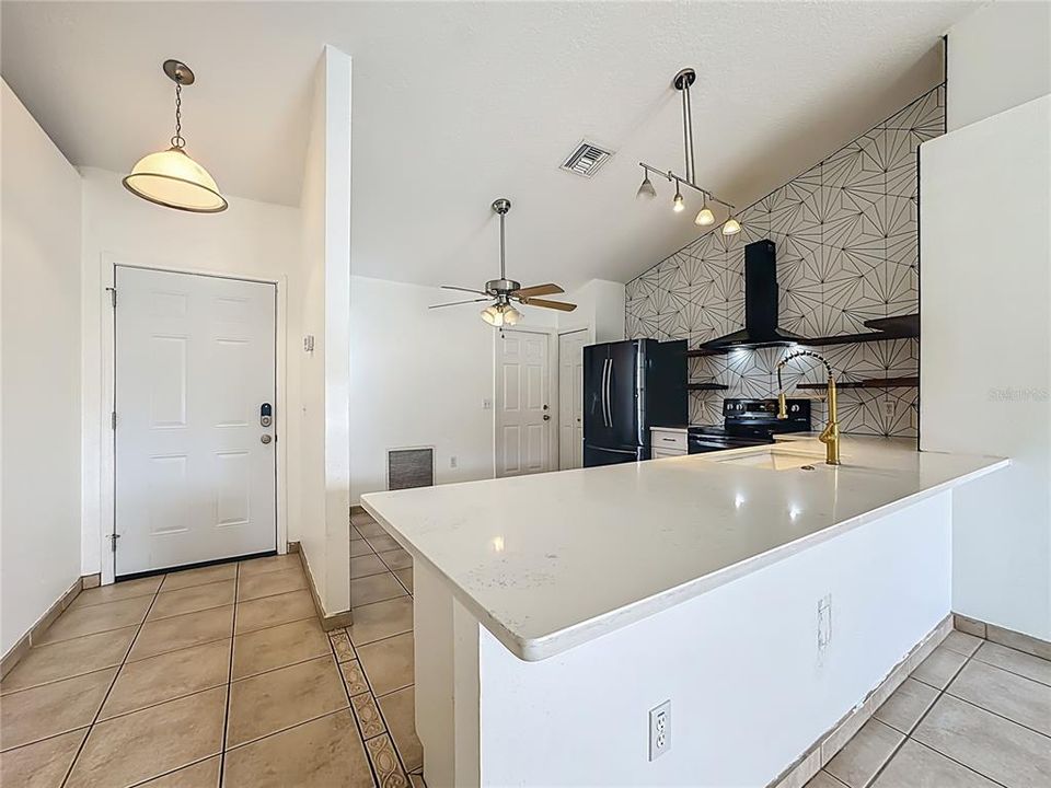 待售: $305,000 (3 贝兹, 2 浴室, 1090 平方英尺)