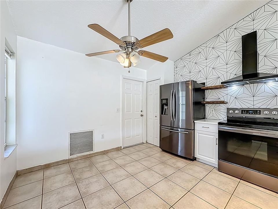 待售: $305,000 (3 贝兹, 2 浴室, 1090 平方英尺)