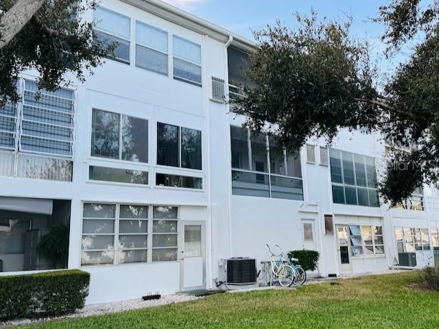 For Sale: $79,900 (1 beds, 1 baths, 608 Square Feet)