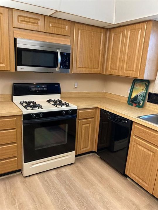 На продажу: $100,000 (2 спален, 2 ванн, 1245 Квадратных фут)