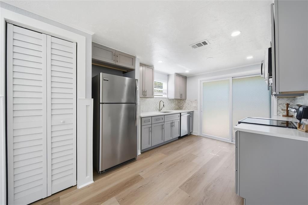 For Sale: $455,900 (2 beds, 1 baths, 1056 Square Feet)