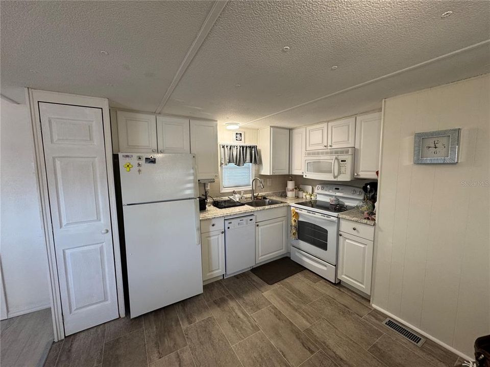For Rent: $2,500 (2 beds, 1 baths, 684 Square Feet)