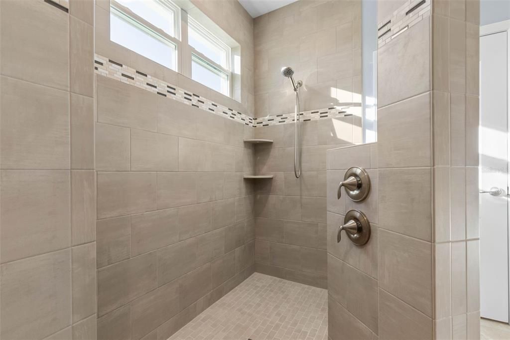 Под контрактом: $632,700 (3 спален, 2 ванн, 1852 Квадратных фут)