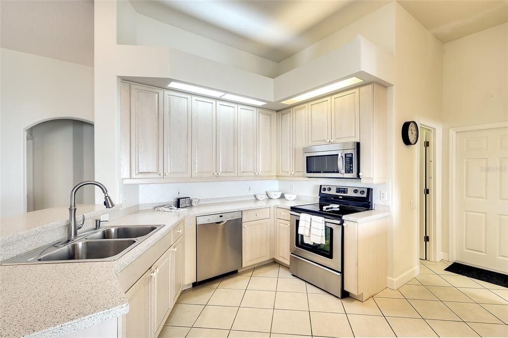 For Sale: $475,000 (2 beds, 2 baths, 1933 Square Feet)