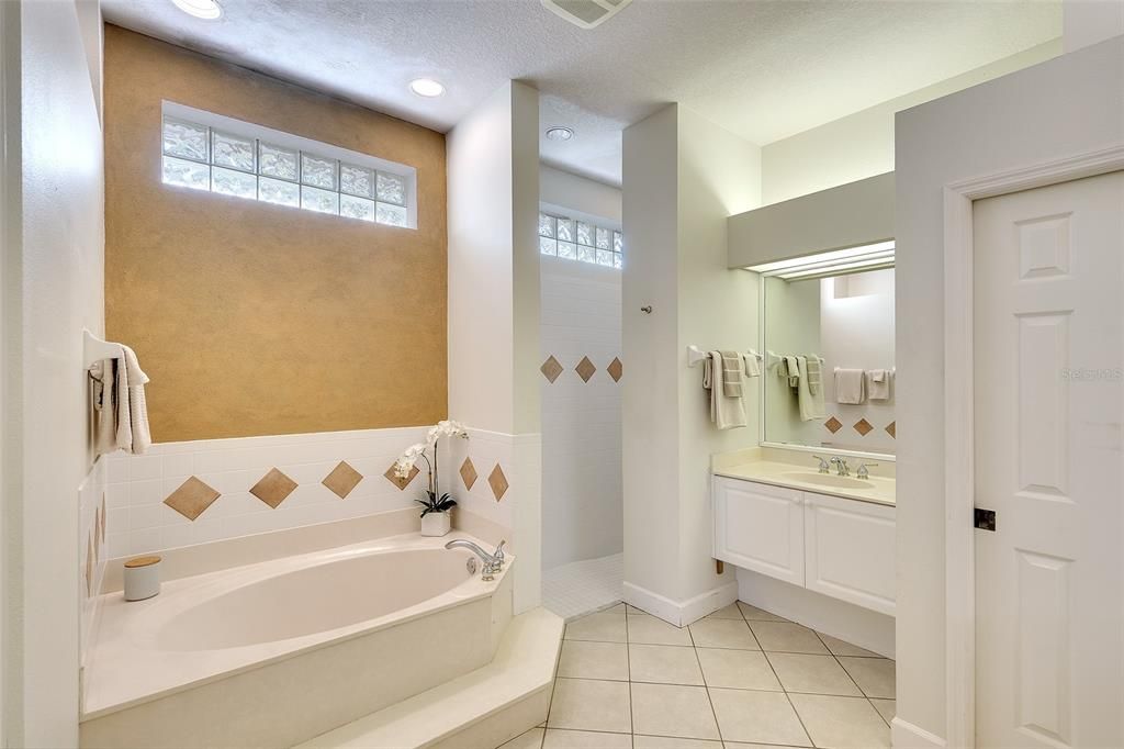 For Sale: $475,000 (2 beds, 2 baths, 1933 Square Feet)