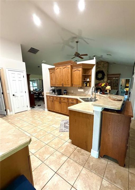 На продажу: $575,000 (3 спален, 2 ванн, 2356 Квадратных фут)