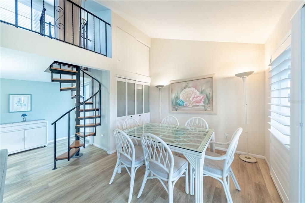 待售: $229,000 (2 贝兹, 2 浴室, 1154 平方英尺)